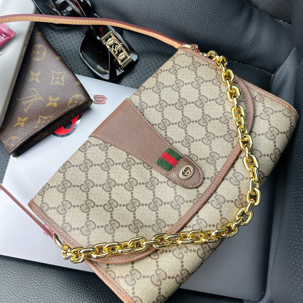 ✨🍒Vintage Gucci Beige GG Canvas Shoulder Bag with Brown Trim and Gold Chain🍒✨ - Picture 10 of 13